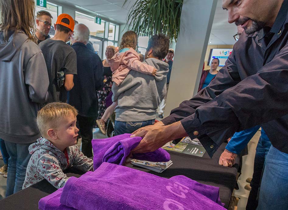 Darcy Pierce giving out towels to Fox Creek residents at the Greenview Multiplex